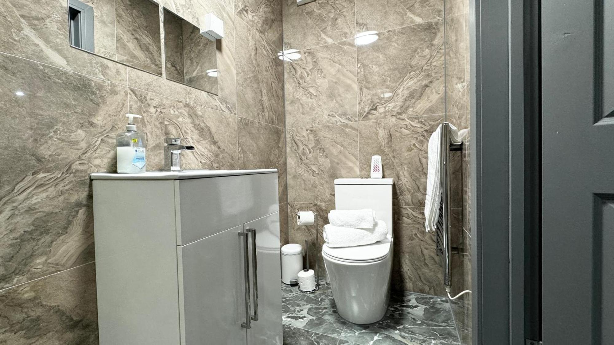 Rnm - Upgraded Business Stay For Travelling Contractors, All Amenities, Private Access Entire Place, Kitchen & Washroom, Smart Tv, Easy Access, Parking Nearby Cradley Heath Exterior photo